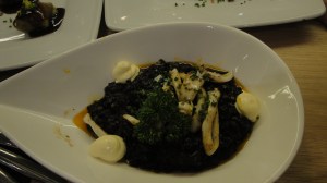 Arroz negro: espectacular el alioli